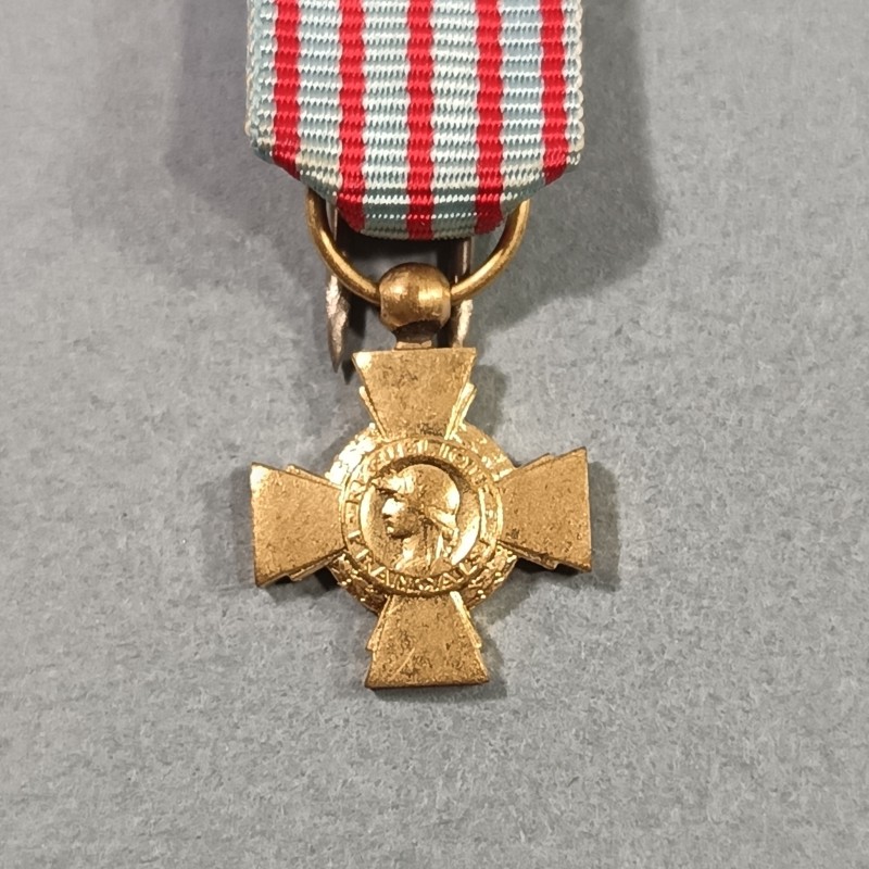 FRANCE REDUCTION DE LA MEDAILLE CROIX DU COMBATTANT COULEUR BRONZE DORE